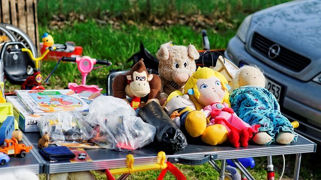 Verkaufsstand mit Kindersachen auf dem Flohmarkt