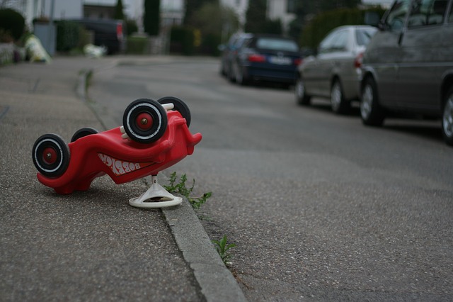 Rotes Bobby Car-Rutschauto nach Unfall