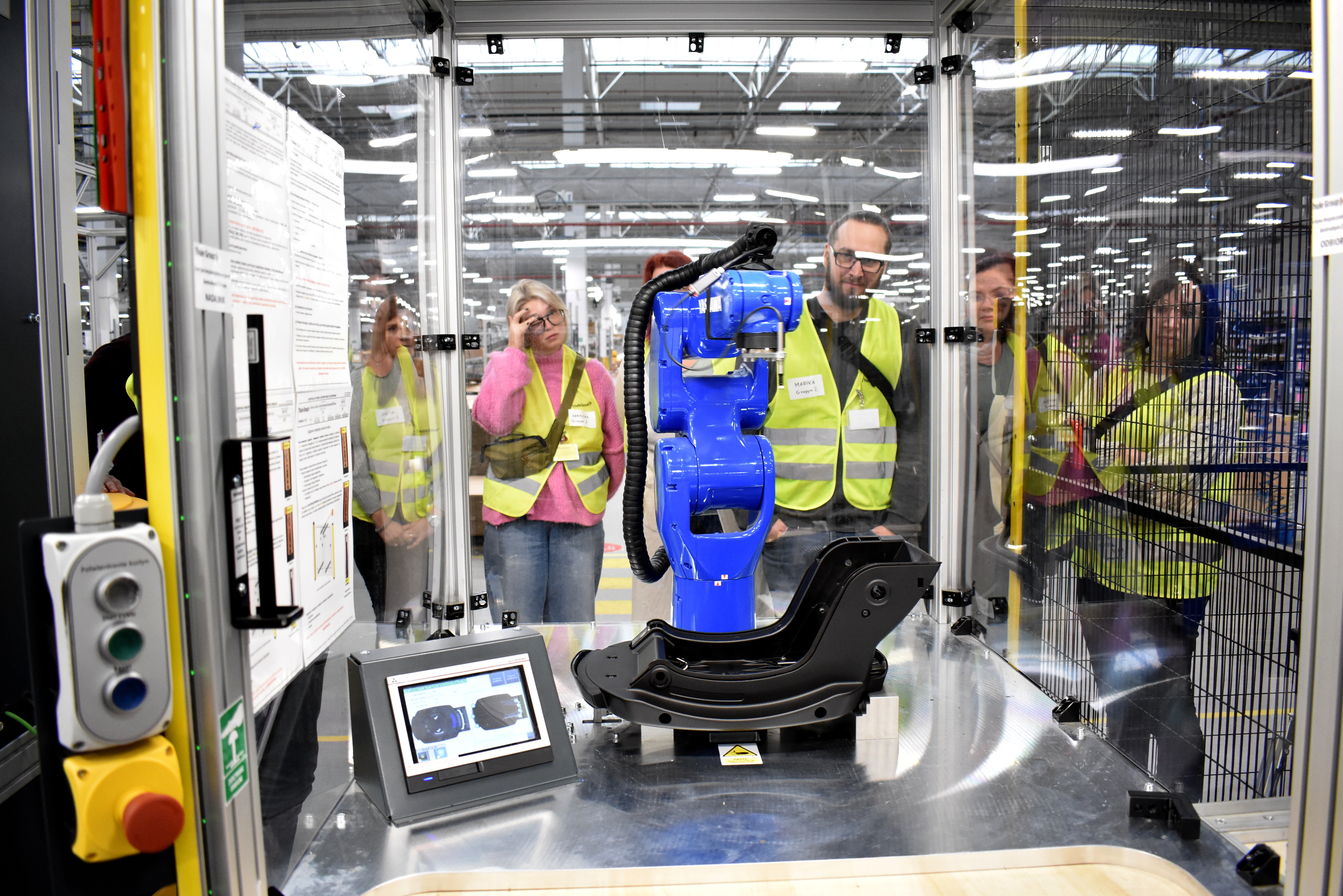 Thule zeigt den Kindersitzprofis einen Roboter zur Fertigung der Kindersitze
