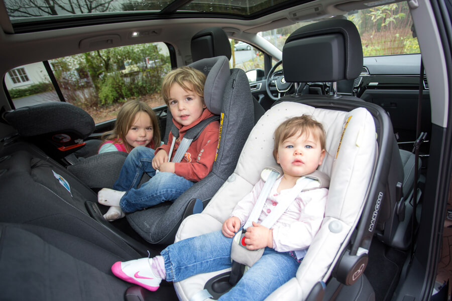 drei Kinder in einem Auto